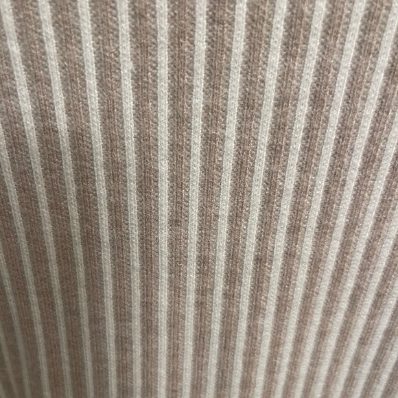 NEUTRAL STRIPPED KNIT WOMENS TOP. Soft versatile . Cute w jeans or leggings. L - Picture 4 of 6